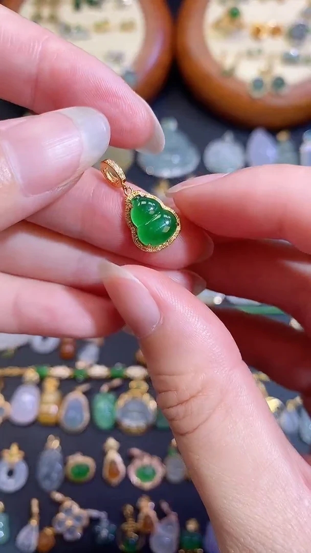 翡翠18K金镶嵌颈饰11111111