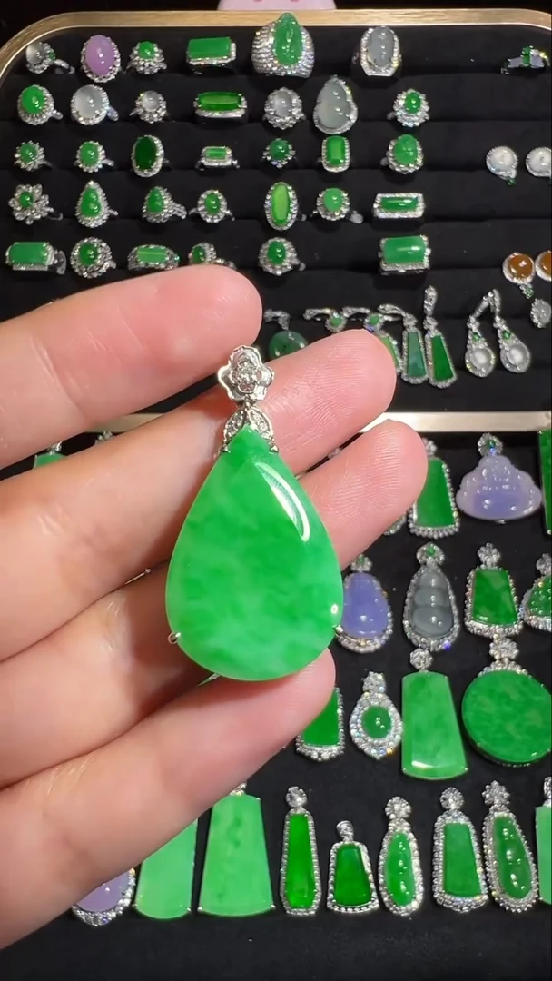 18K金镶嵌挂件翡翠吊坠