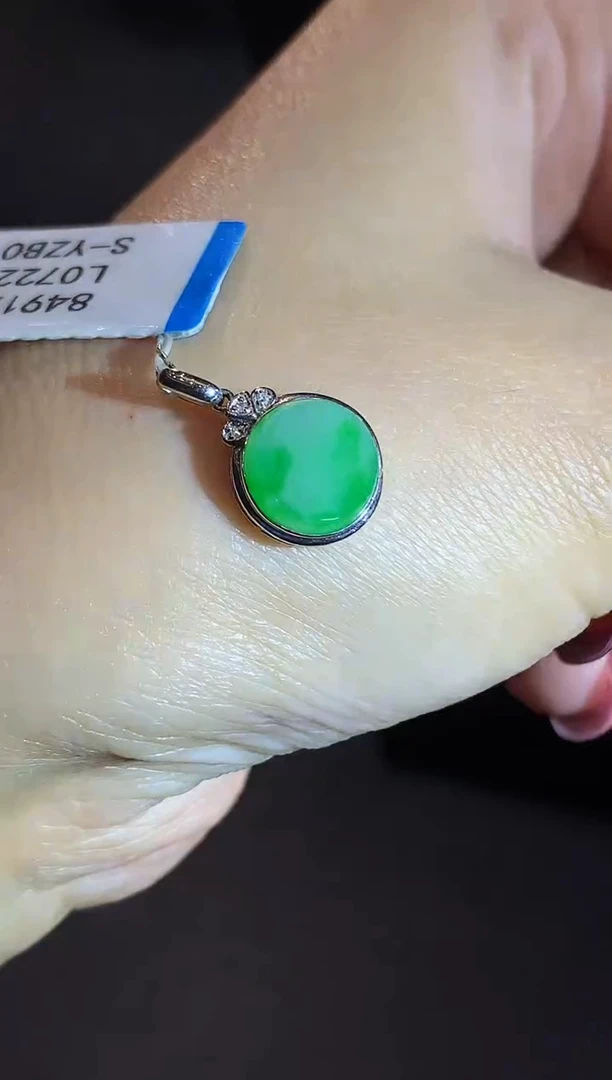 吊坠(不含链)18K金镶嵌翡翠多样性发其一