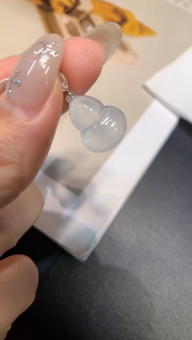 颈饰18K金镶嵌翡翠葫芦