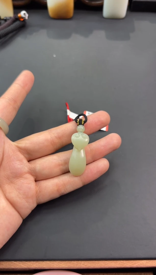 【闪购商品】和田玉吊坠(赠链)未镶嵌且末微色差迪克兰吊坠