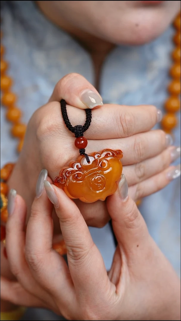 蜜蜡吊坠(不含链)未镶嵌仿古雕刻吊坠  克重13g