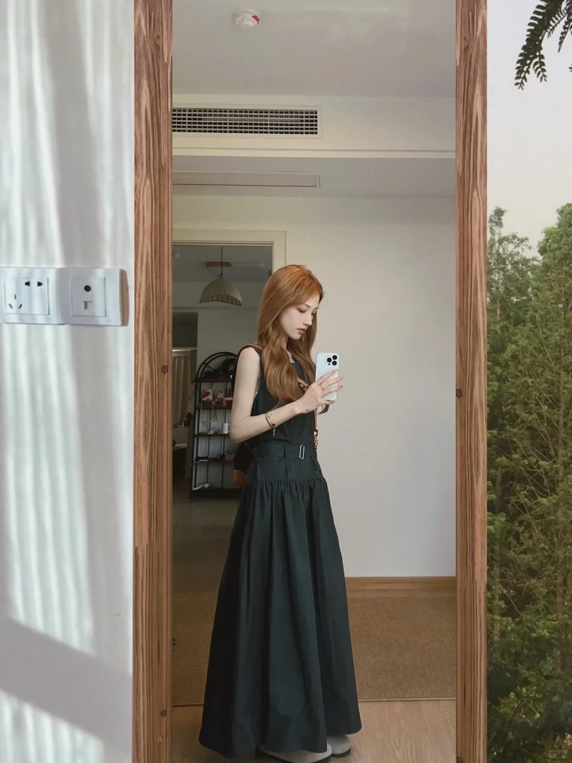 韩系巨好看黑色圆领无袖背心连衣裙女夏高级感不撞款简单大方裙子