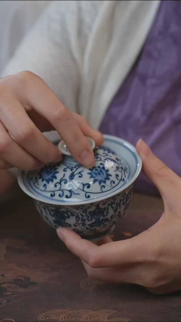 宁封窑青花缠枝莲八宝二才撇口盖碗（深色）