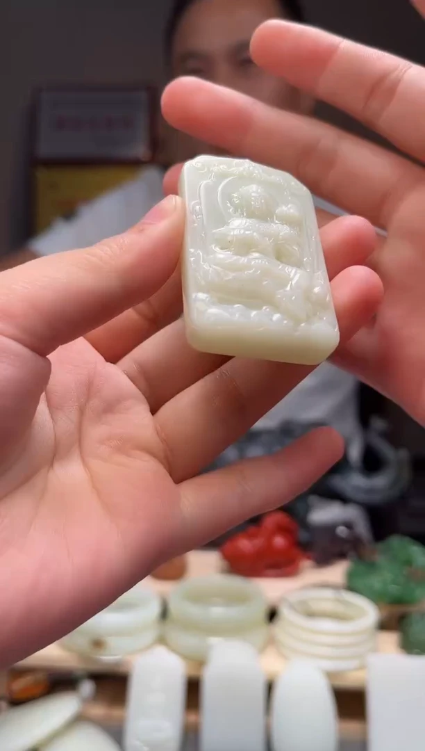 颈饰未镶嵌和田玉吊坠微瑕