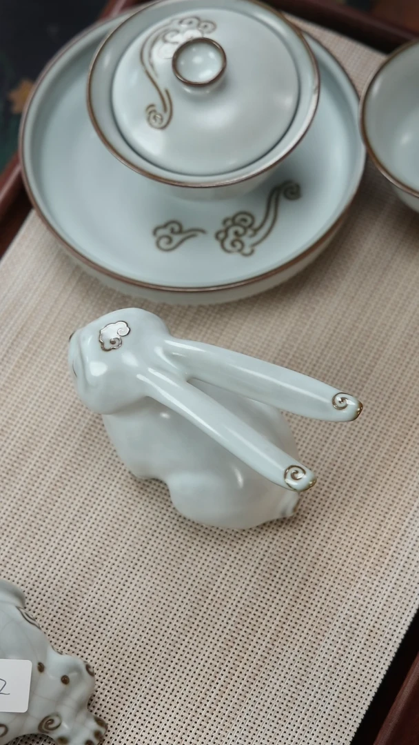 【闪购商品】摆件梵山暮云 月白釉 如意兔