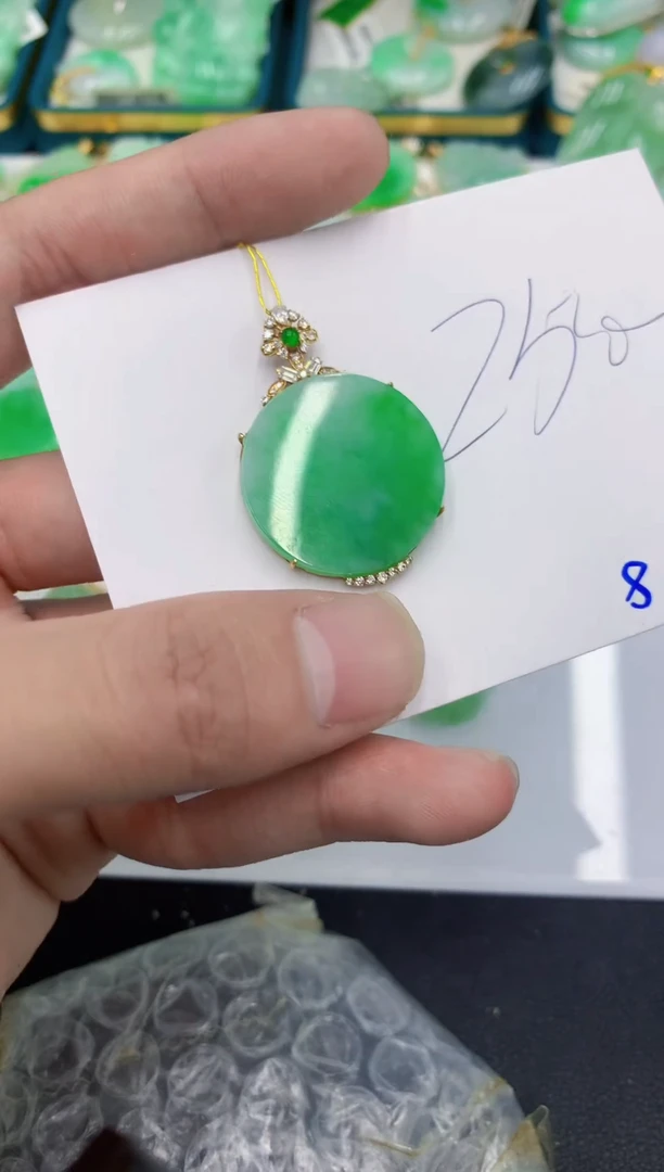 颈饰18K金镶嵌翡翠娜****?111111
