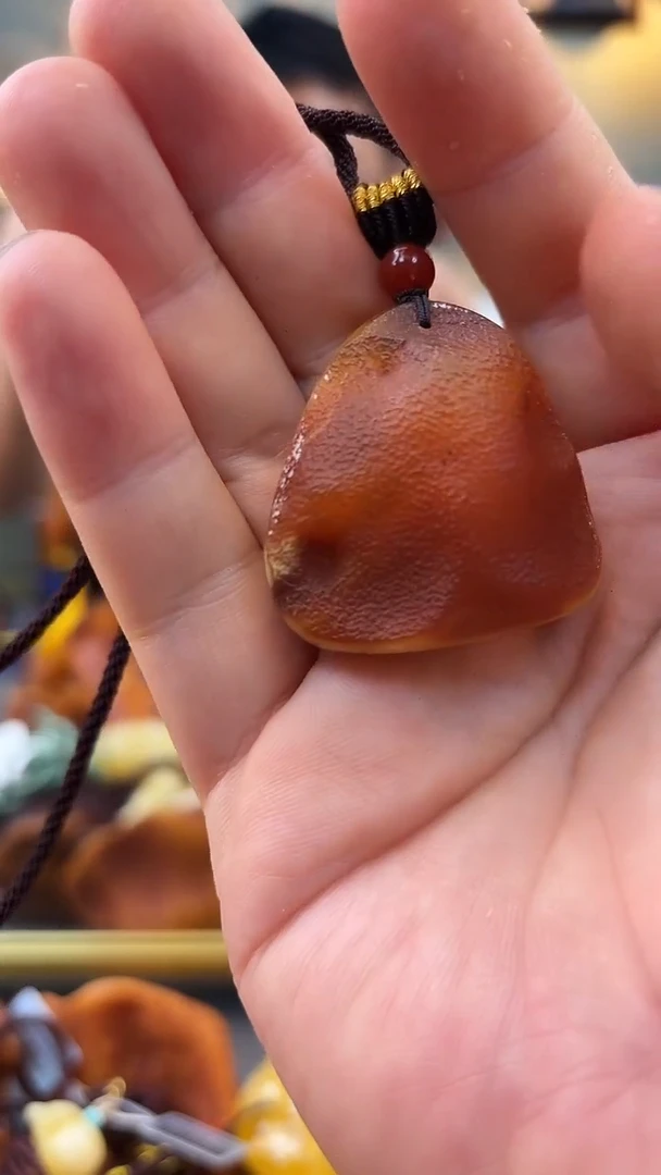 未镶嵌颈饰琥珀吊坠