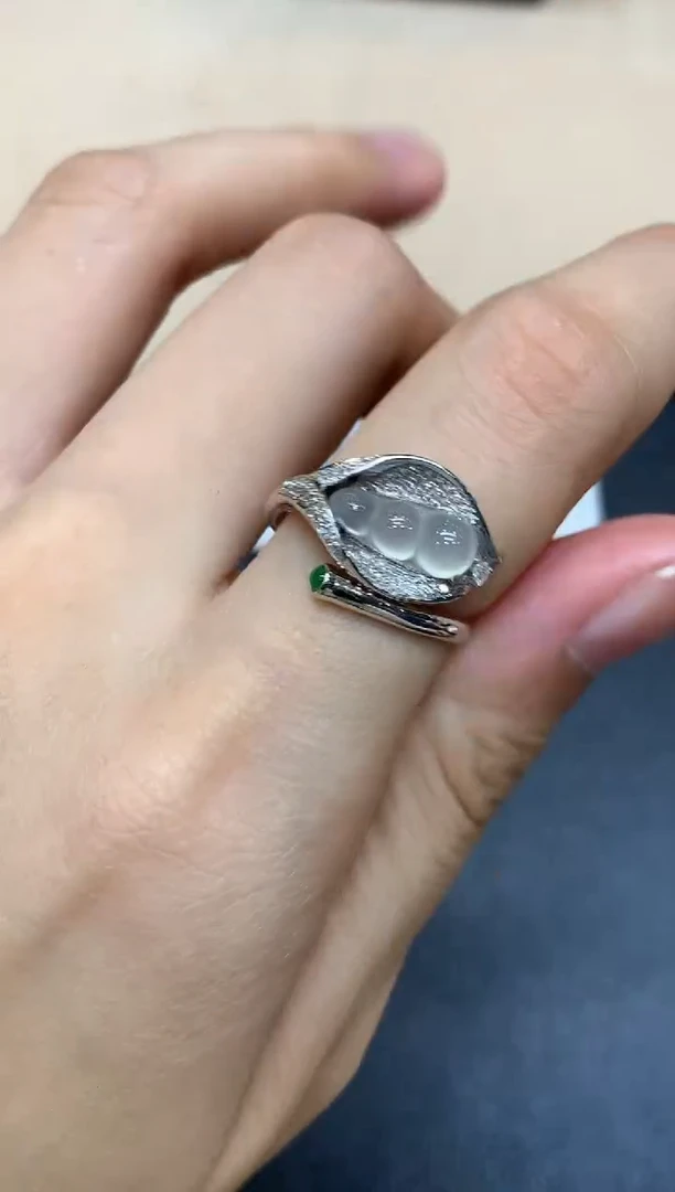 18K金镶嵌戒指翡翠福豆【无服务费