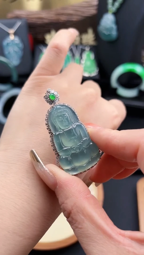 【闪购商品】翡翠颈饰18K金镶嵌翡翠观音