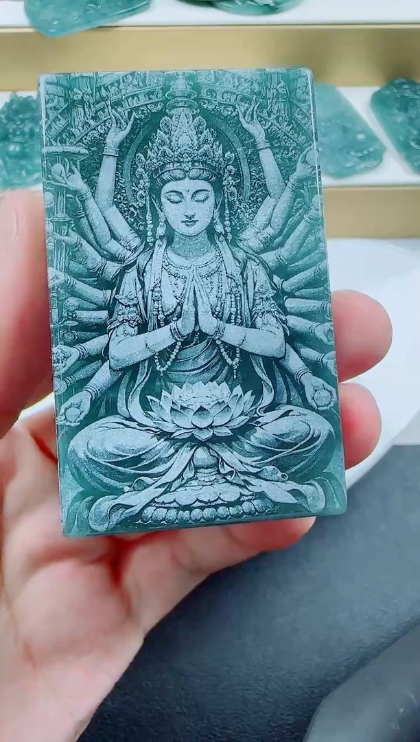 翡翠未镶嵌颈饰方千手