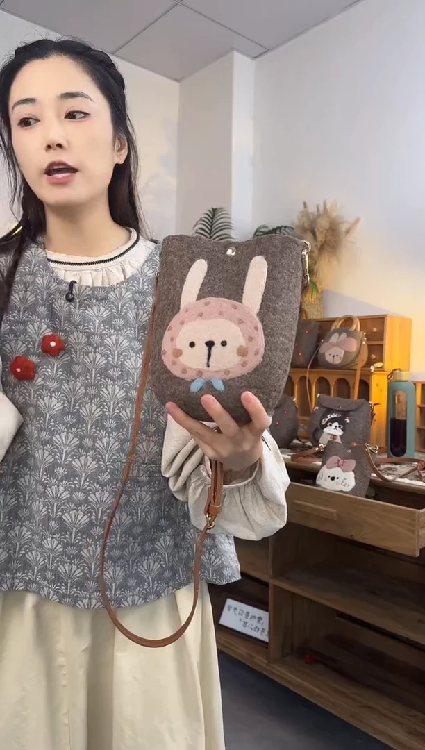 羊毛非遗纯手工包  手机包兔子