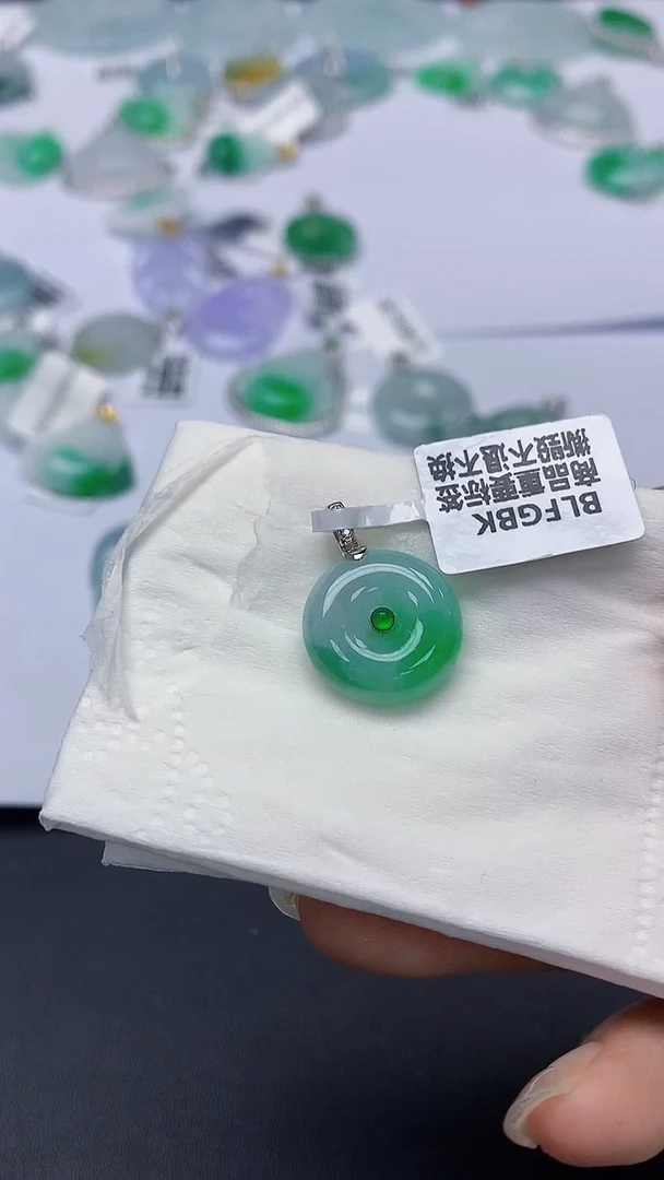 翡翠18K金镶嵌颈饰天然缅甸a货翡翠
