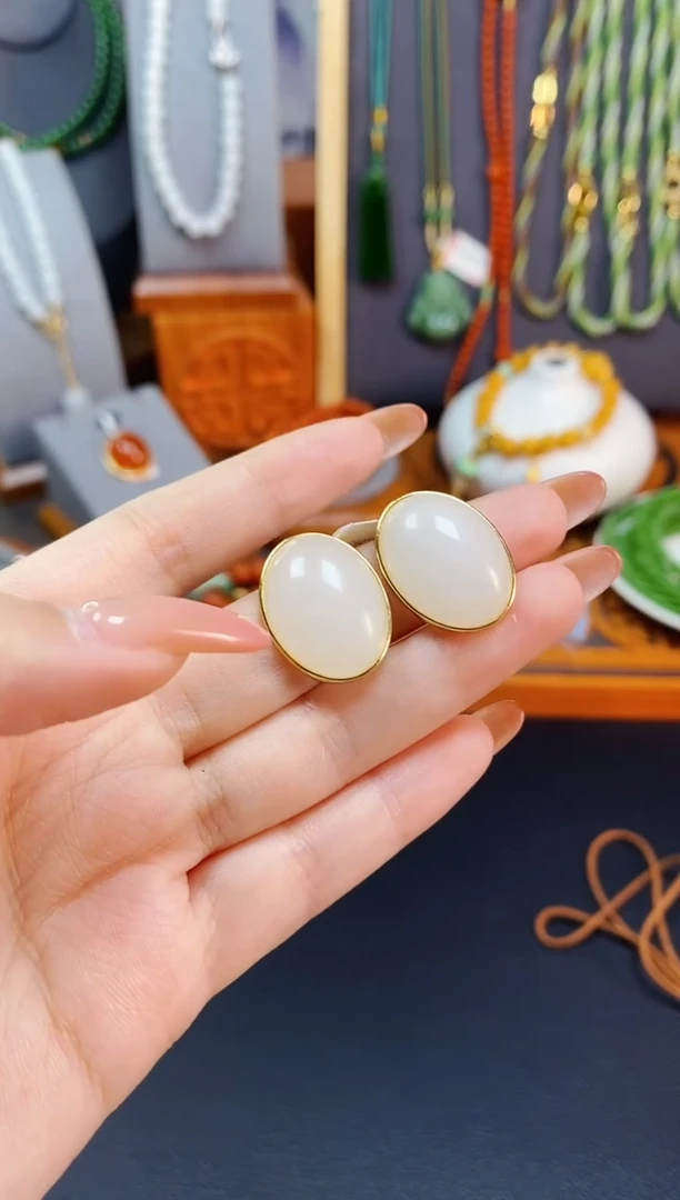 银S925镶嵌和田玉耳钉白玉大蛋面耳钉