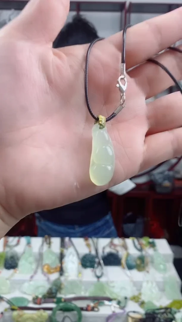 未镶嵌岫玉颈饰1