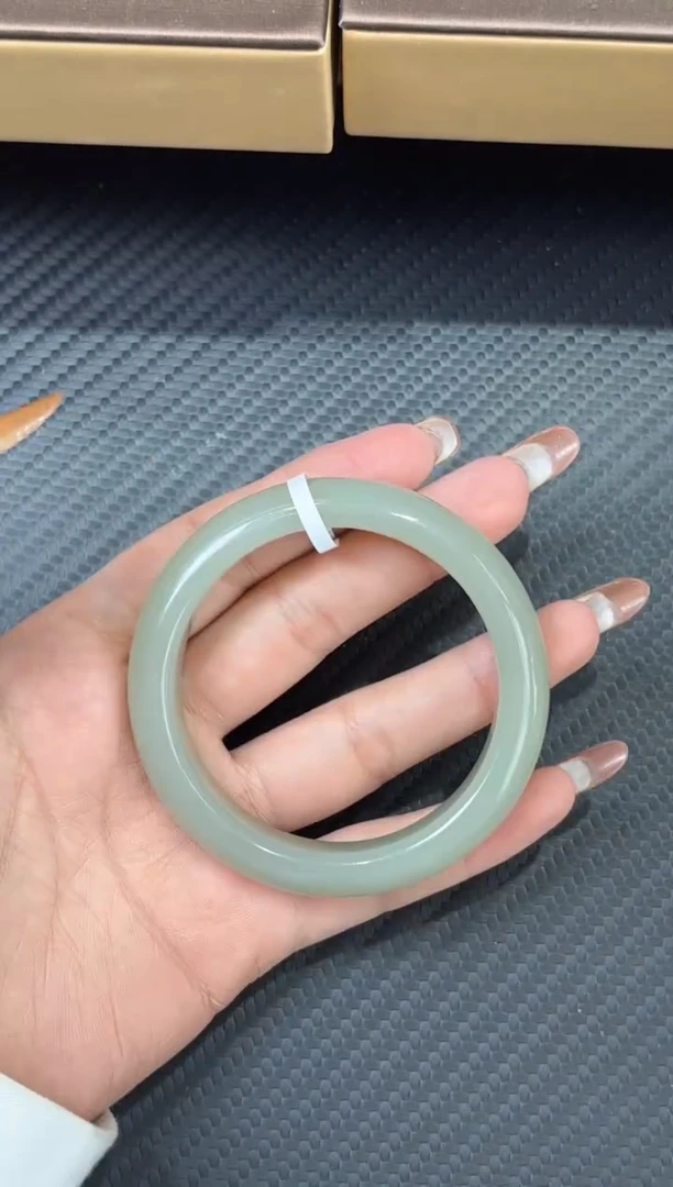 未镶嵌手镯和田玉且末微色差近了51+h