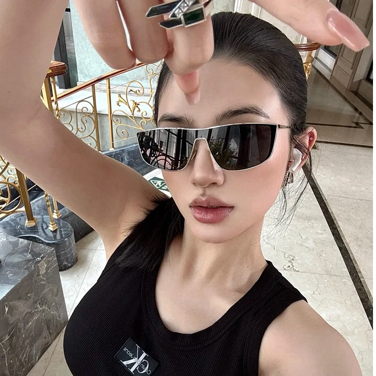 肖邦新款韩版连体平面科技未来墨镜女潮气质高级感时尚8195