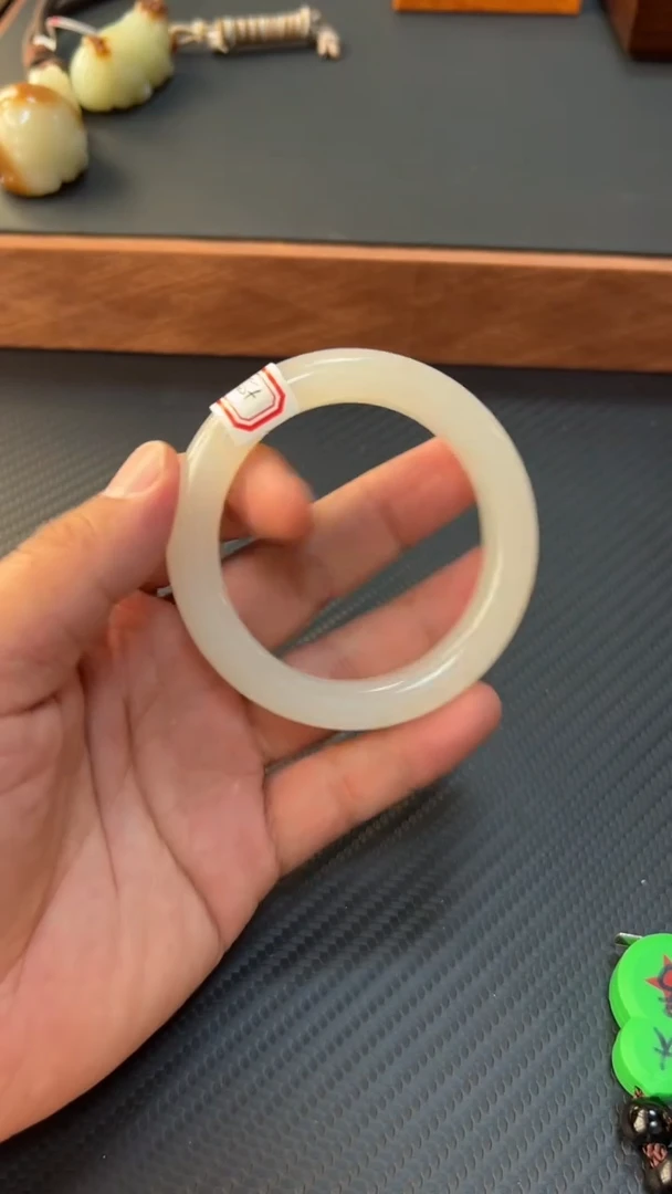 和田玉手镯未镶嵌黑山微色差55M