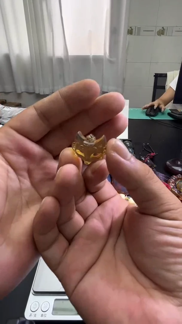 未镶嵌琥珀裸石22