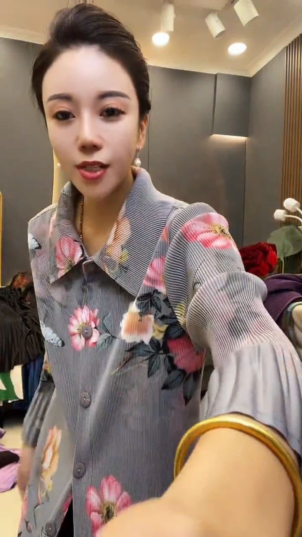 聚酯纤维（涤纶）灰色花朵 风衣