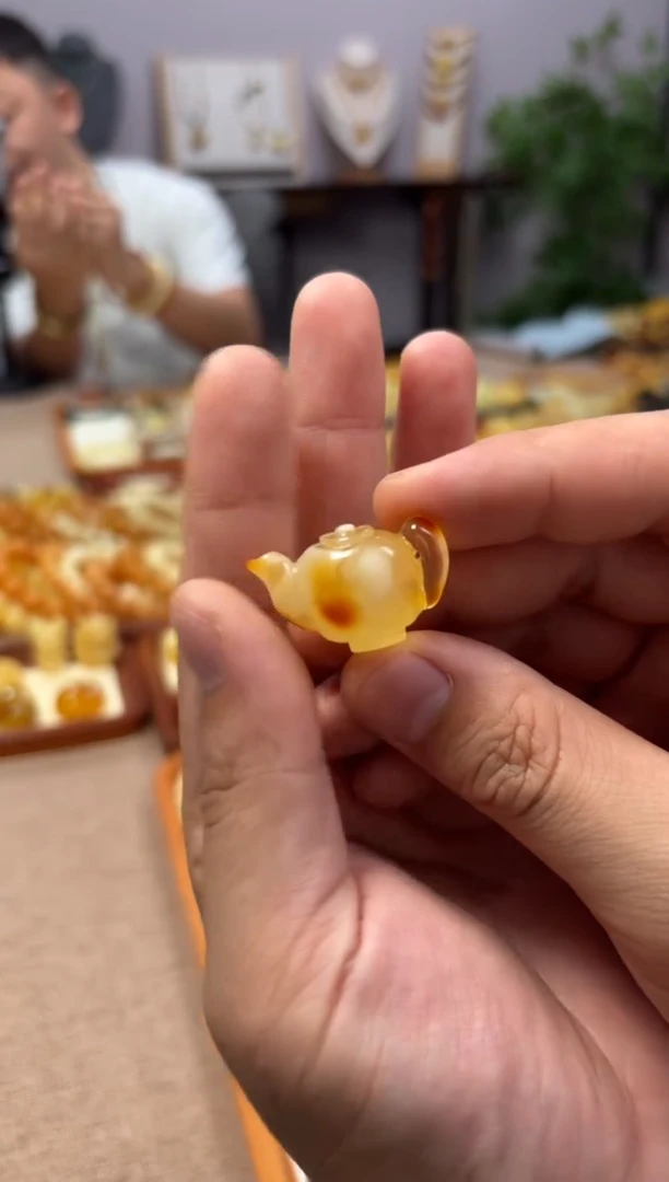 【闪购商品】蜜蜡裸石未镶嵌茶壶