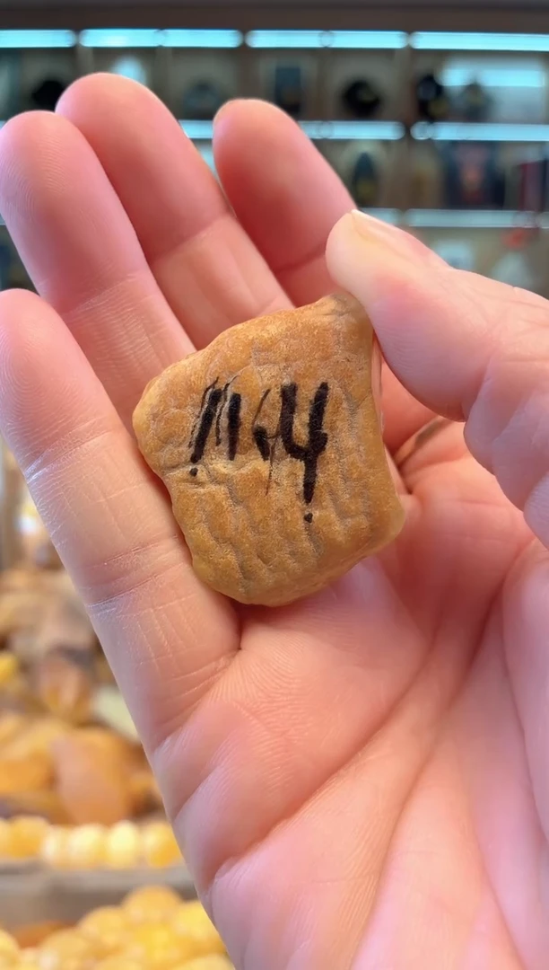 未镶嵌定制琥珀天然原矿蜜蜡现场打磨不退不换