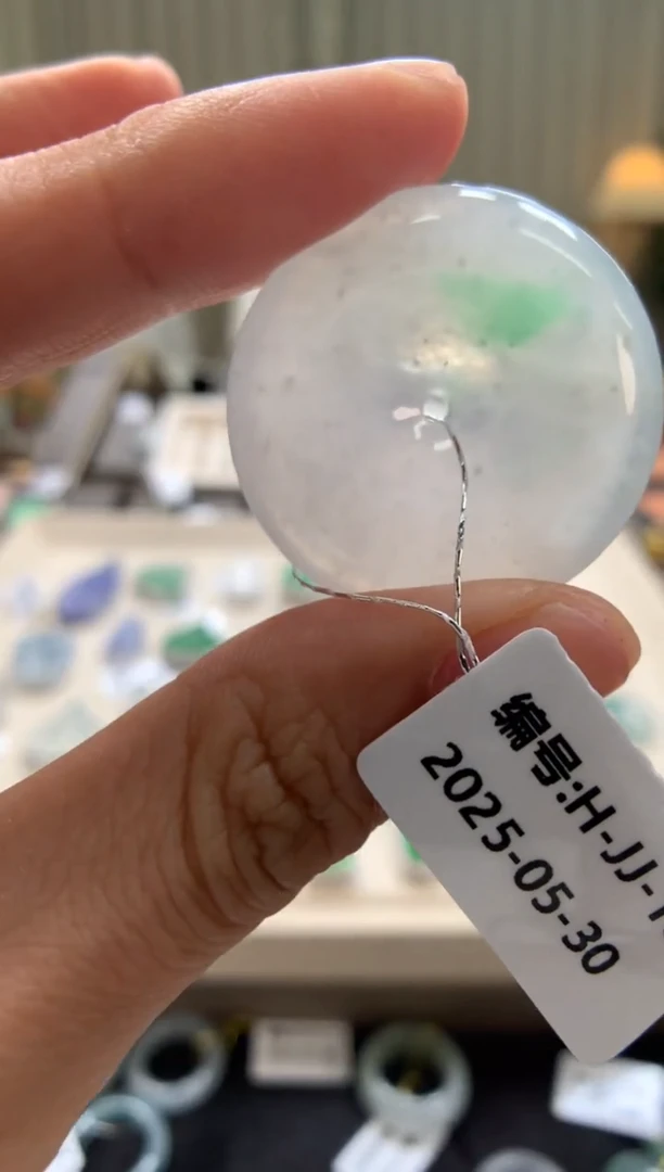 翡翠未镶嵌颈饰平安扣