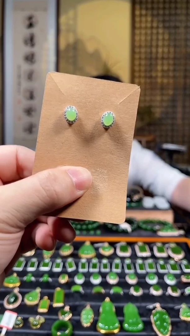 颈饰银S925镶嵌和田玉（碧玉）苹果绿蛋面耳钉椭圆款