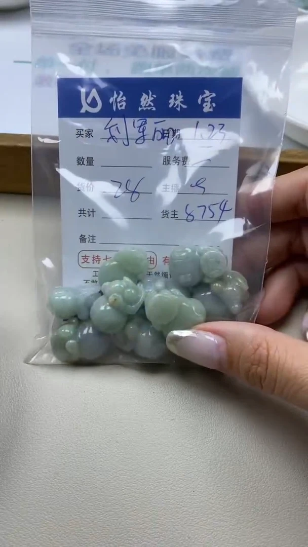 【闪购商品】翡翠手串未镶嵌刘军丽卡猪（一盘）
