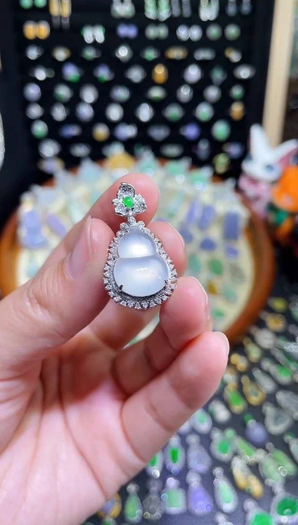 颈饰18K金镶嵌翡翠豪镶盖中盖玻璃种大葫芦吊坠