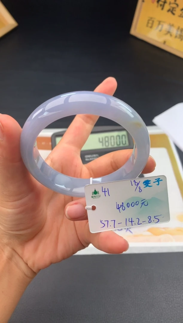 翡翠手镯未镶嵌自带#送人#，联系客服核对地址~