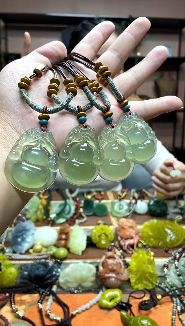 未镶嵌岫玉吊坠多样性发货发其中之一