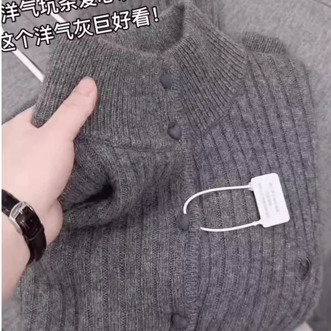 灰色半高领针织衫女秋冬2025新款洋气坑条刺绣爱心纽扣长袖毛衣