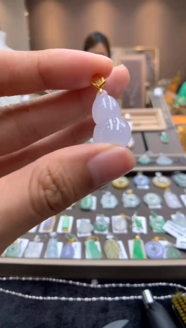 翡翠18K金镶嵌颈饰葫芦