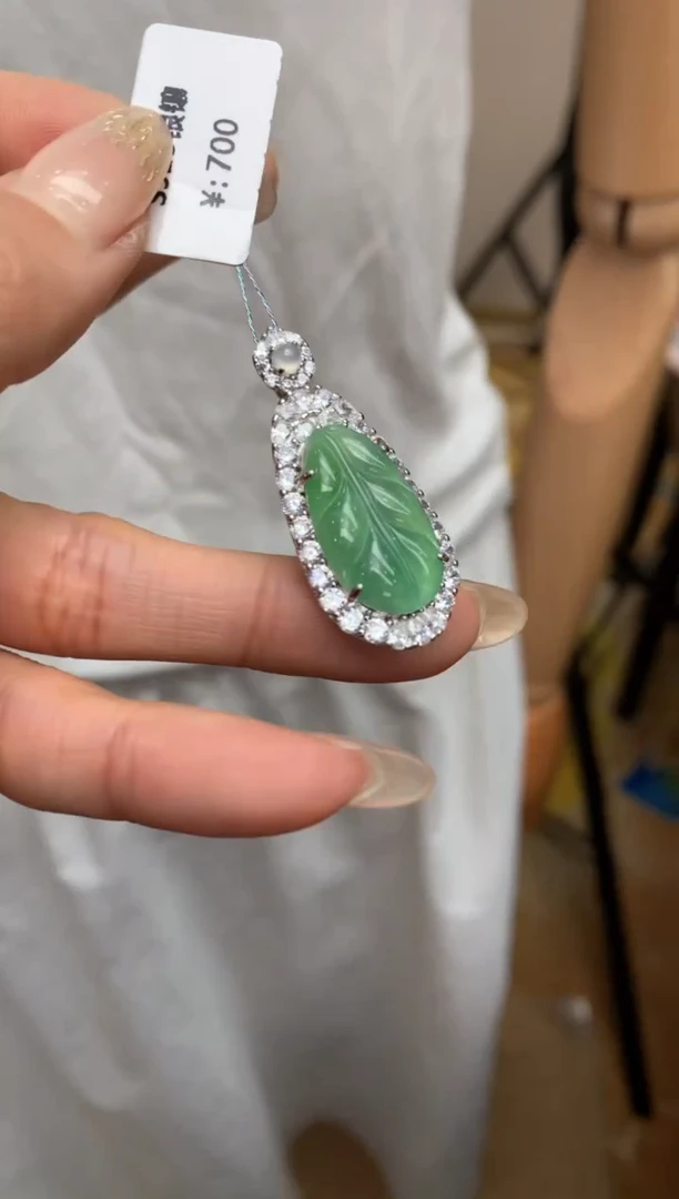 【闪购商品】翡翠颈饰银S925镶嵌叶子