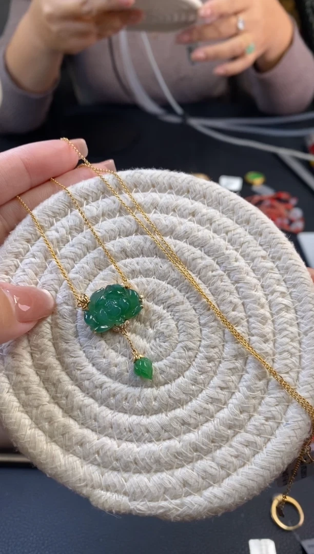 颈饰18K金镶嵌翡翠16710