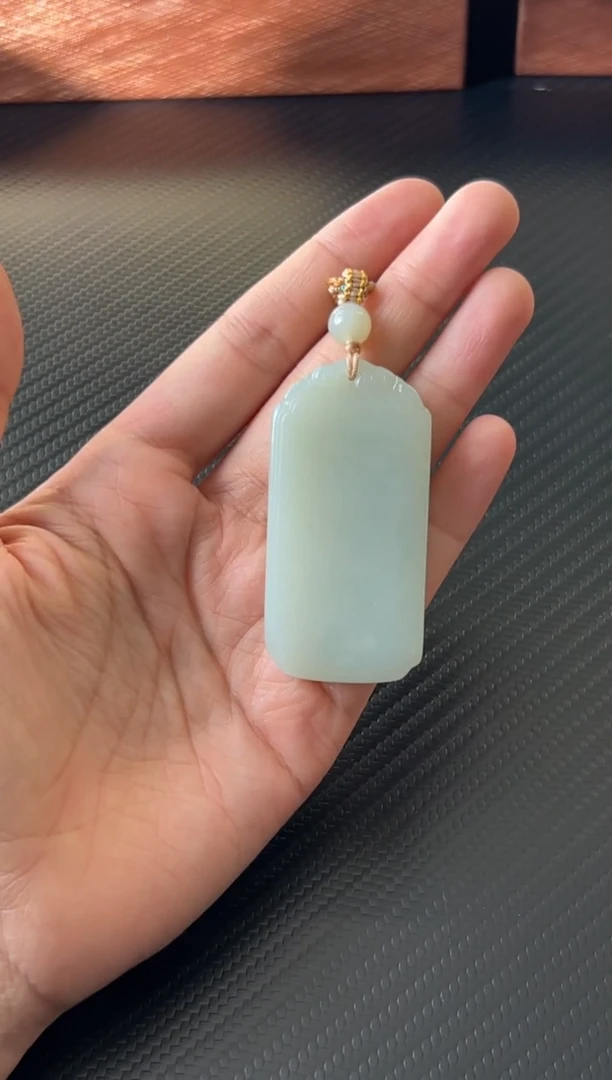 吊坠(赠链)未镶嵌和田玉且末微色差近矿吊坠S