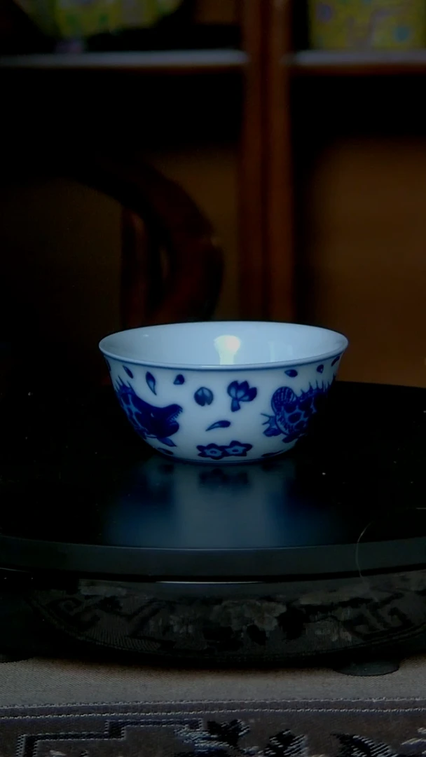 景德镇手工青花桃花鳜鱼主人杯