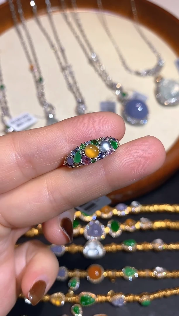 18K金镶嵌戒指翡翠戒指