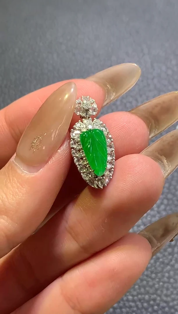 【闪购商品】翡翠颈饰18K金镶嵌绿叶子