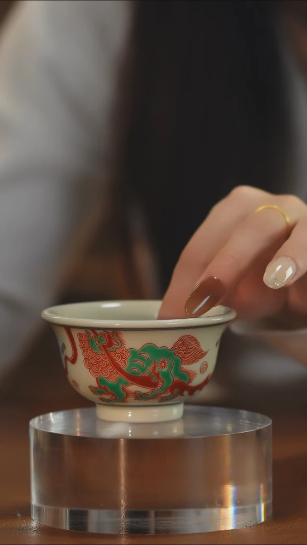 立勤堂红绿彩单狮压手杯