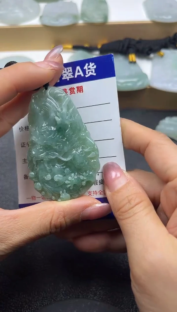 颈饰未镶嵌翡翠