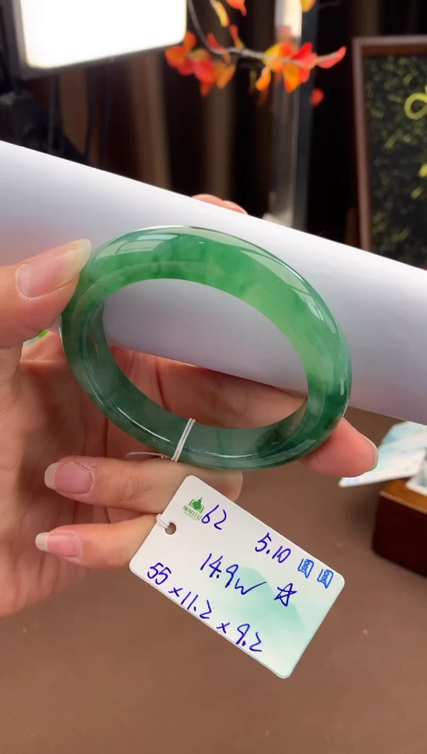 翡翠手镯未镶嵌自带#母亲节送礼#，联系客服核对地址~