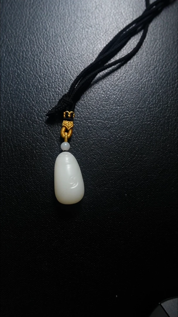 颈饰未镶嵌和田玉吊坠