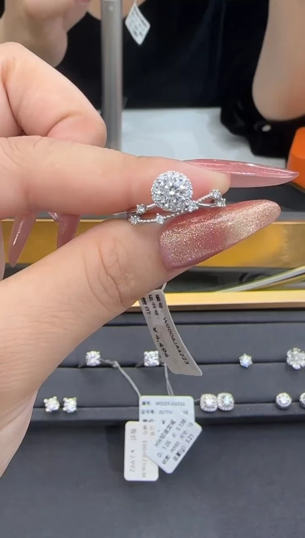 18K金镶嵌合成钻石戒指