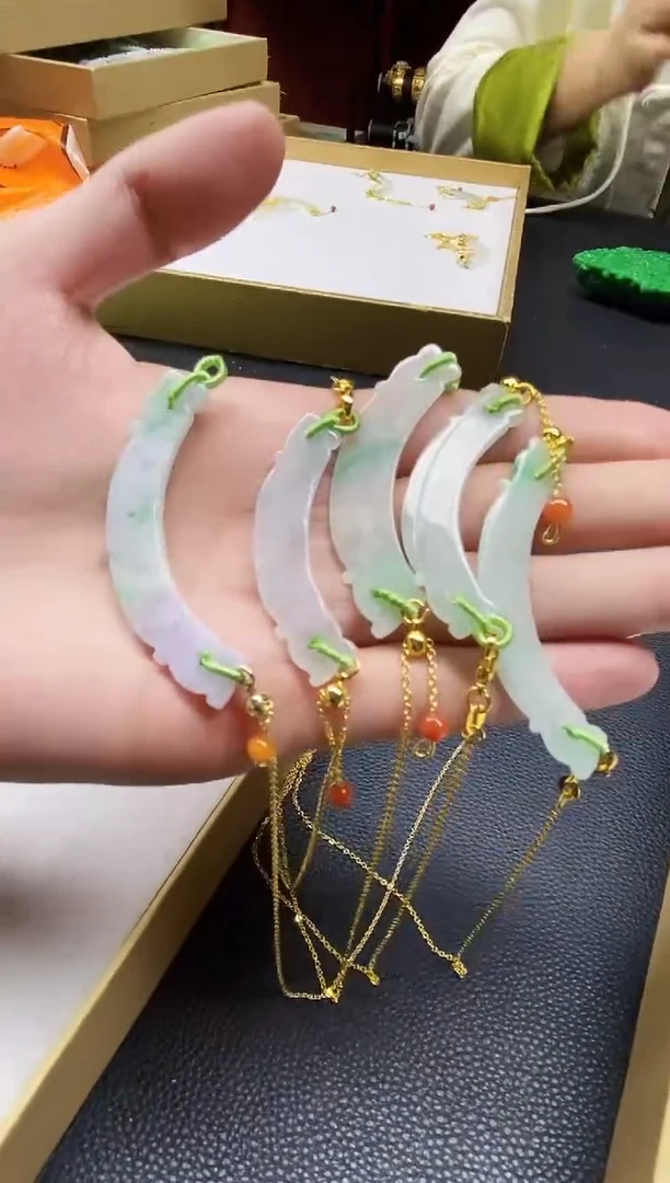 颈饰未镶嵌翡翠吊坠多样发其一