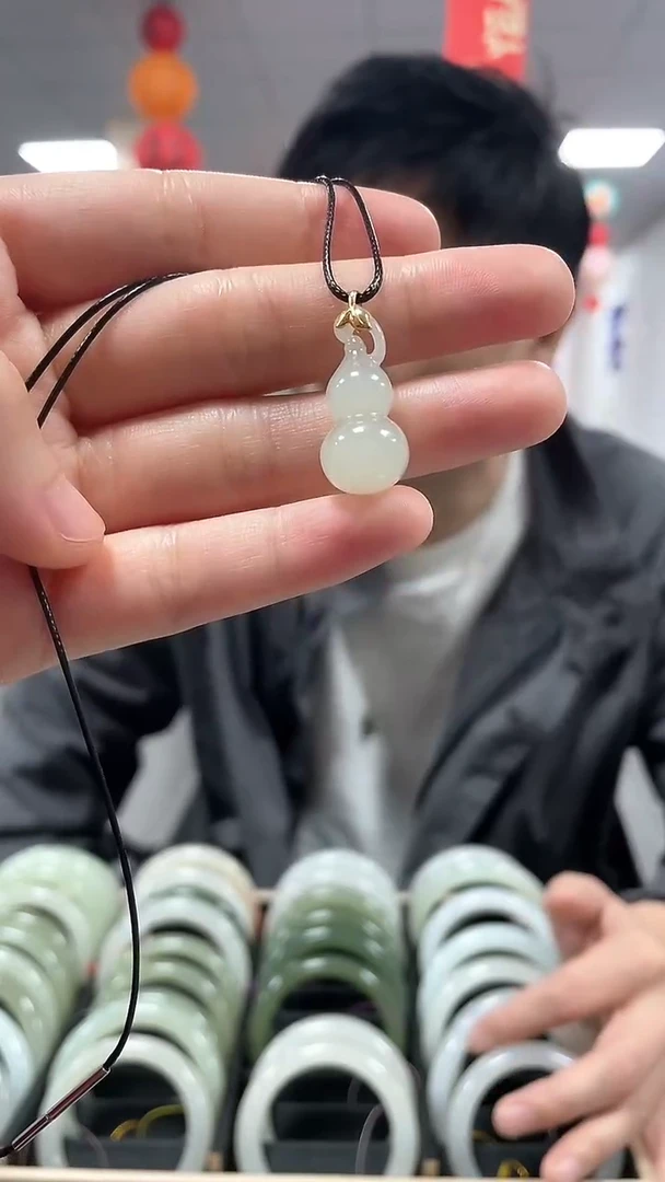 【闪购商品】和田玉颈饰18K金镶嵌葫芦吊坠一件