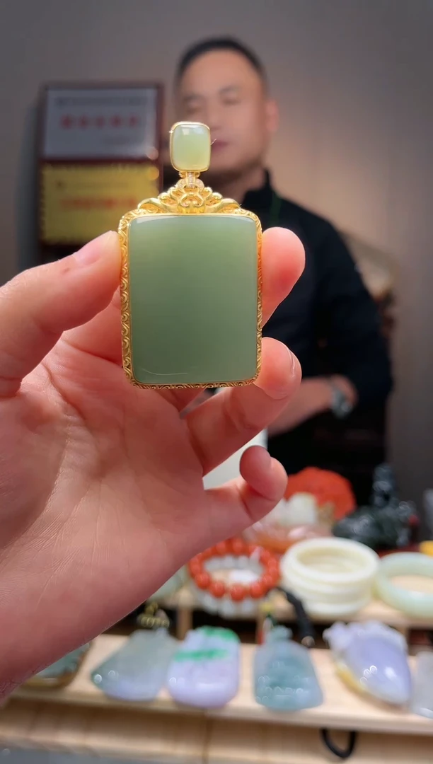 颈饰未镶嵌和田玉吊坠