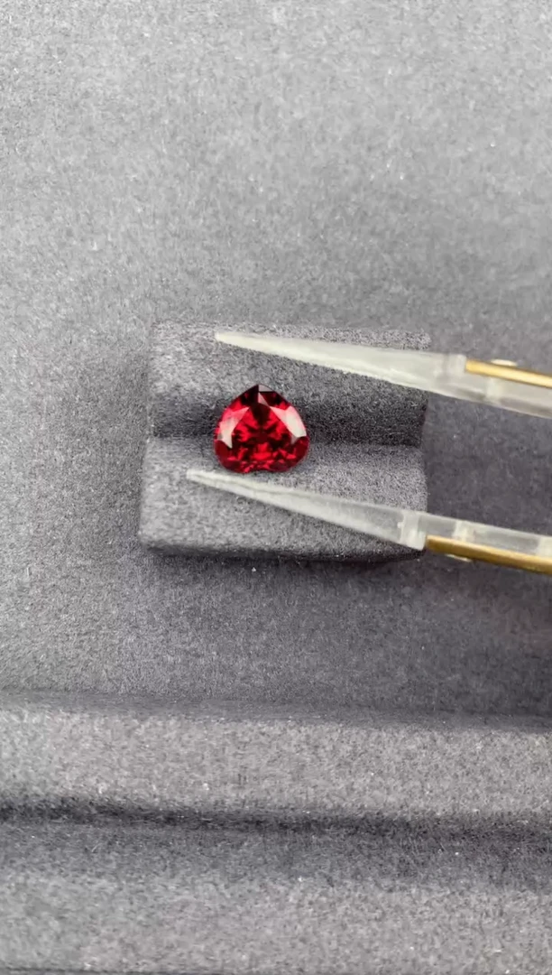 未镶嵌裸石石榴石（紫牙乌）3.6CT 镁铝榴石FA