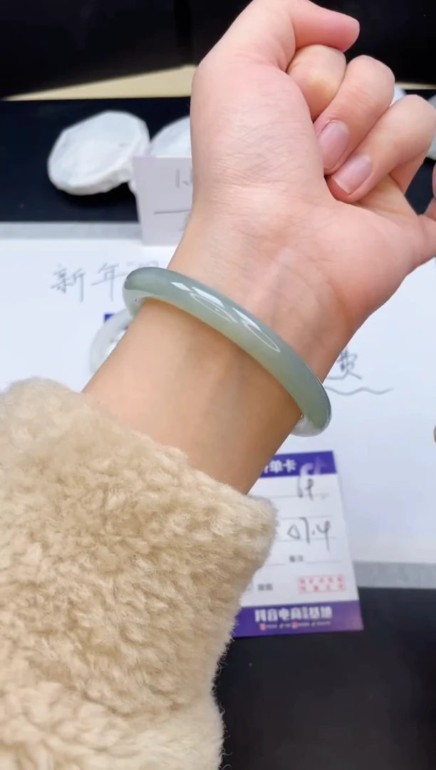 【闪购商品】石英质玉手镯未镶嵌69/57.4